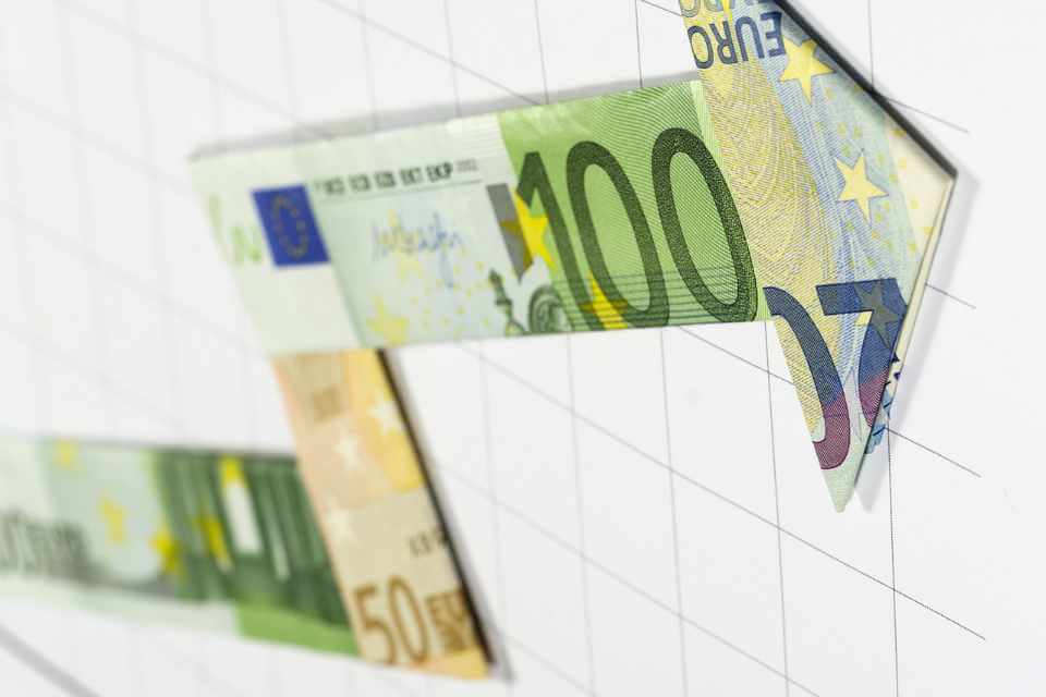 Pfeil aus Euro-Schein: ETF Sparplan vs Festgeld für die Altersvorsorge - Was wirft mehr Rendite ab, was ist sicherer?