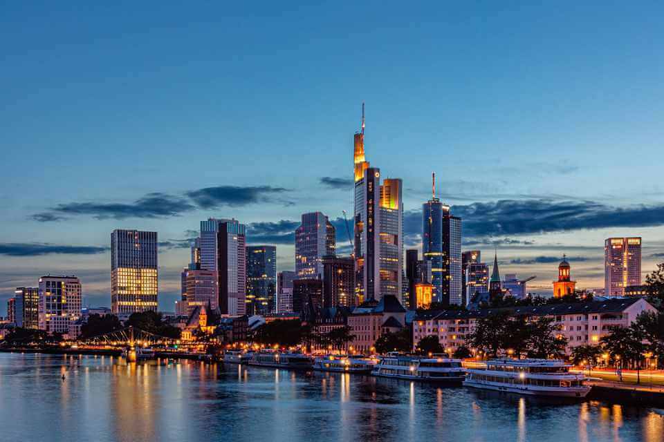 Skyline von Frankfurt am Main: Postbank Girokonto kündigen und zu neuer Bank wechseln. So einfach ist der Kontoumzug.