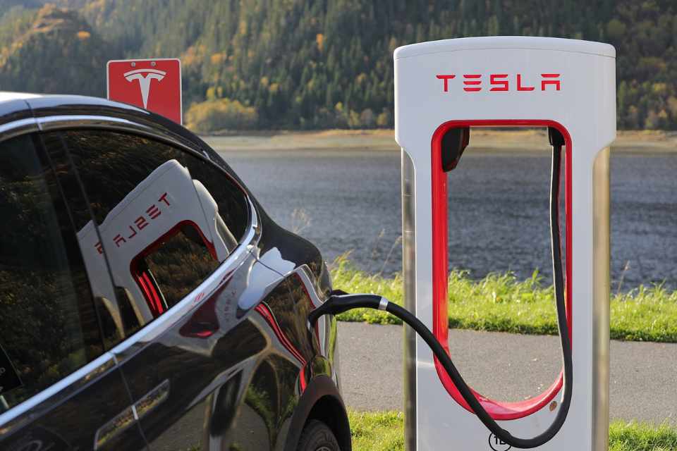 Tesla Model X an Supercharger: E Auto finanzieren mit Rabatt und Prämie bei Neuwagen Kredit