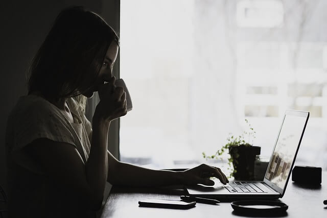 Bestes Girokonto Online-Banking: Eine Frau sitzt am Laptop