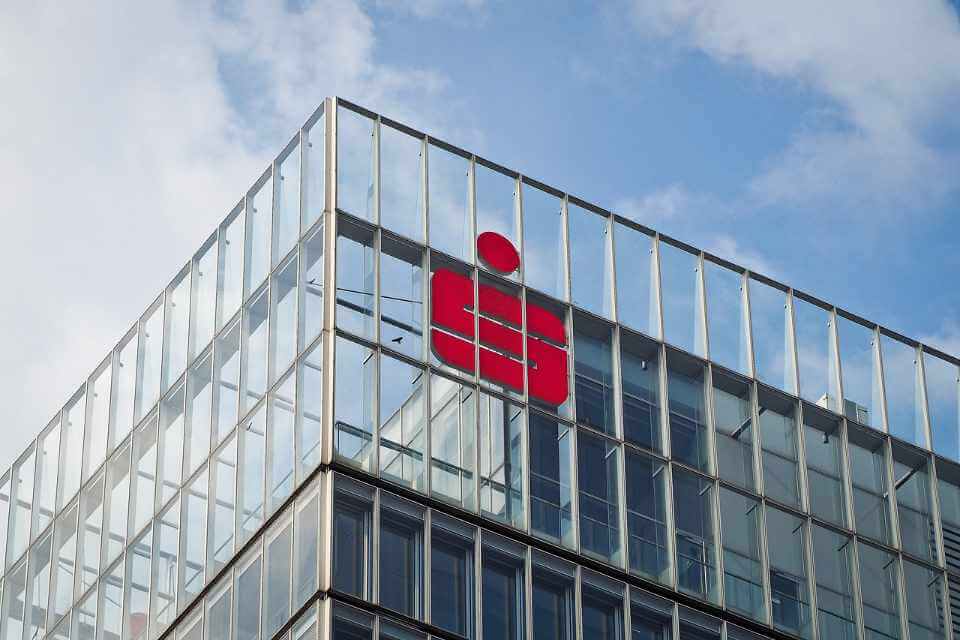 Sparkassen-Logo auf Bürogebäude: Die Festgeld Zinsen Sparkasse sind niedrig