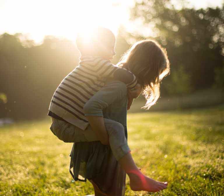 Schülerkonto Vergleich - Mädchen trägt Jungen huckepack