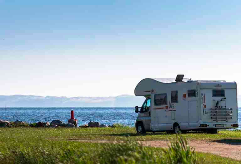 Wohnmobil Finanzierung Rechner - ein Camper am See